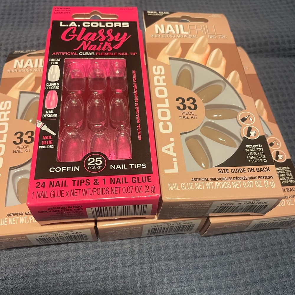 L.A. Colors Glossy Nails Kit with Natural and Nude Tips